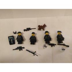 SWAT TEAM met 4 minifiguren met wapens en hond