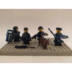 SWAT TEAM met 4 minifiguren met wapens en hond