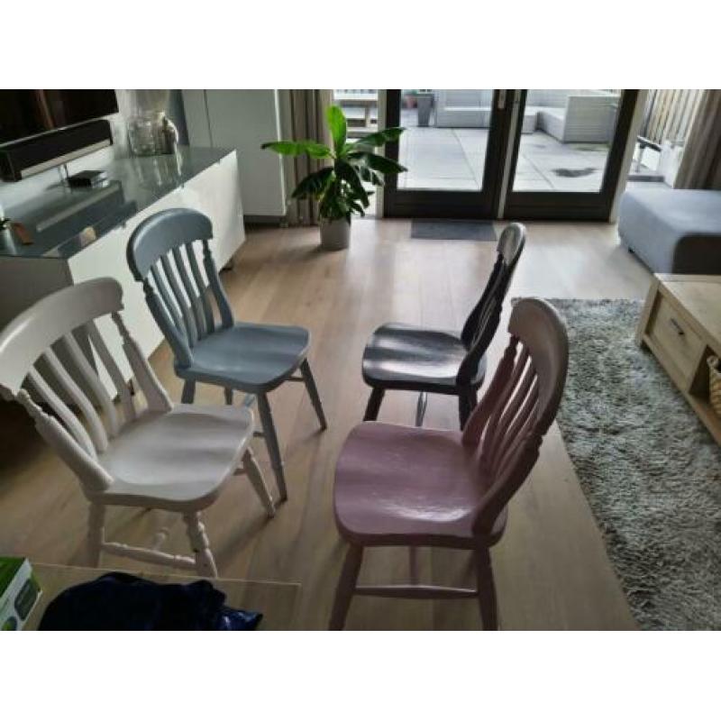 4 mooie eetkamerstoelen , kunnen nog wel een ronde mee