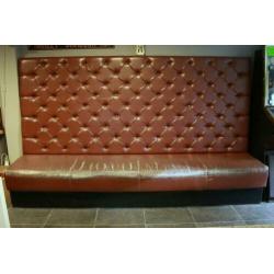 Stoere bank wandbank eetbank Chesterfield stijl vintage cafe