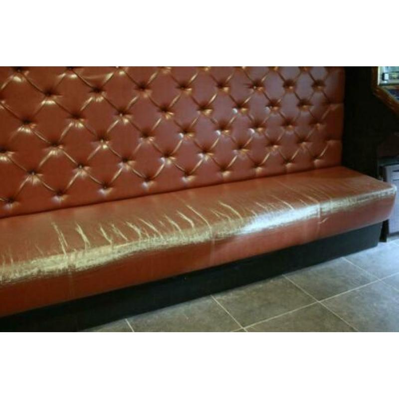 Stoere bank wandbank eetbank Chesterfield stijl vintage cafe