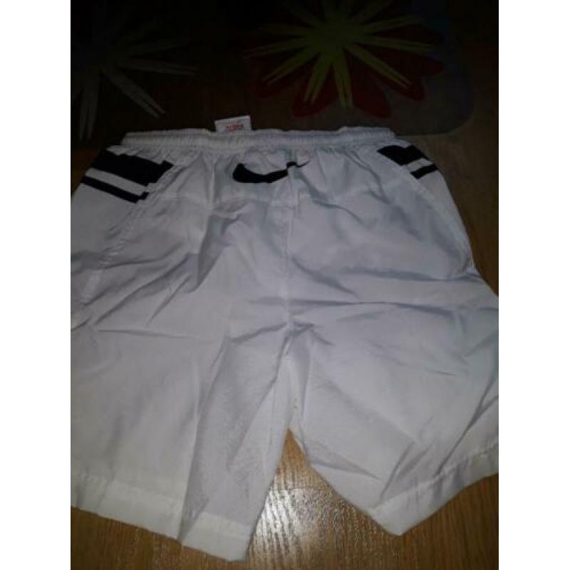 Nieuw Nike short gym voetbal maat 158