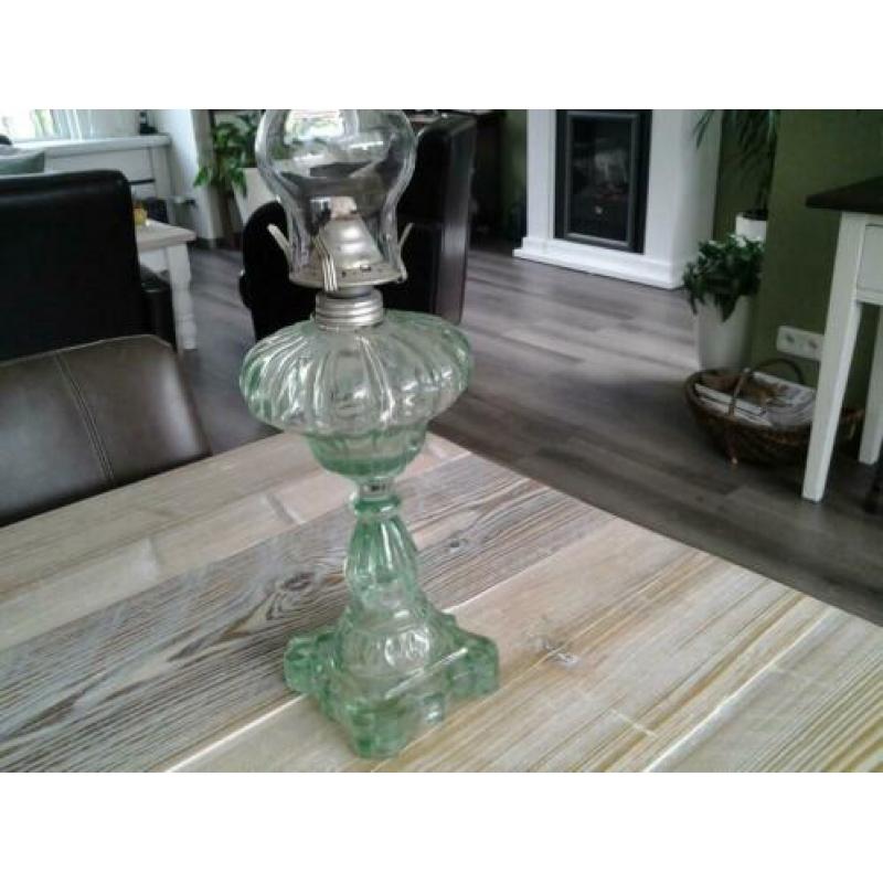 Leuke oude groene glazen olielamp.