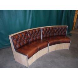 2 Unieke Industriele/Vintage Chesterfield banken Half Rond