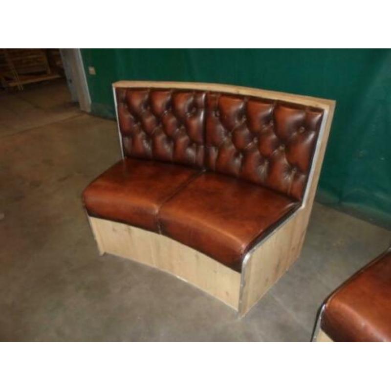 2 Unieke Industriele/Vintage Chesterfield banken Half Rond