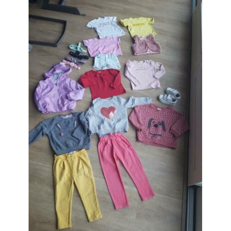 Pakket kinderkleding (oa. Zara) maat 98-104 en sneakers 23.5