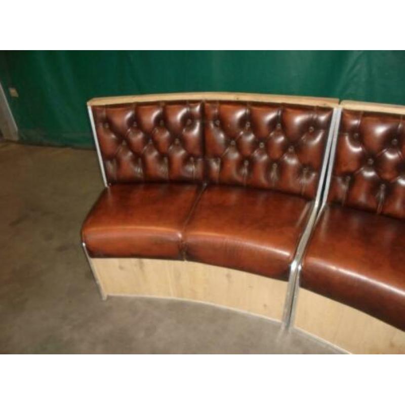 2 Unieke Industriele/Vintage Chesterfield banken Half Rond