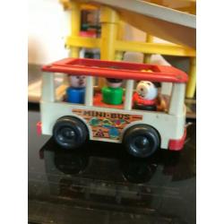 Vintage garage Fisher Price +3 autos en 1 bus incl 8 figuren