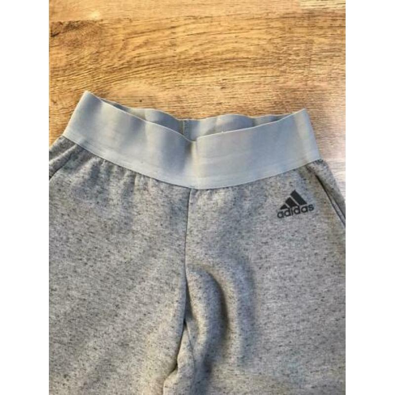 Adidas grijze sportbroek meisjes maat 140