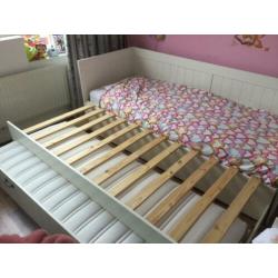 Bed met uitschuif logeerbed en matraslade 90 x 200 cm.