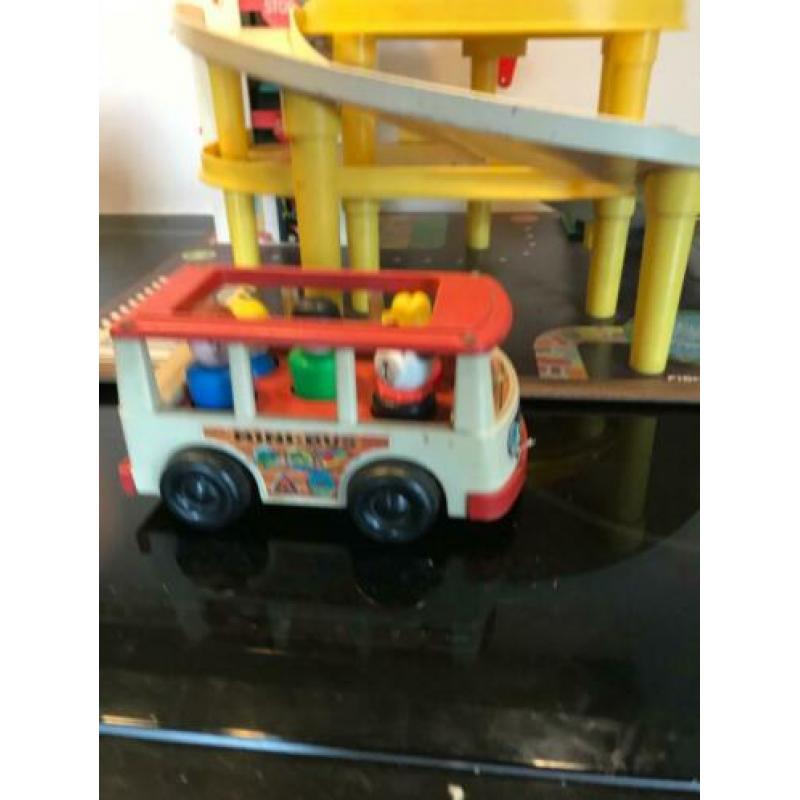 Vintage garage Fisher Price +3 autos en 1 bus incl 8 figuren