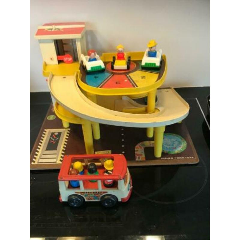 Vintage garage Fisher Price +3 autos en 1 bus incl 8 figuren