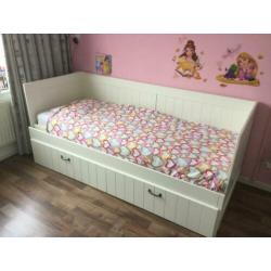 Bed met uitschuif logeerbed en matraslade 90 x 200 cm.