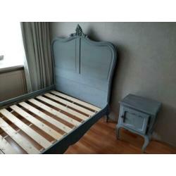 Brocante Vintage Queen Ann bed + Lattenbodem en nachtkastje