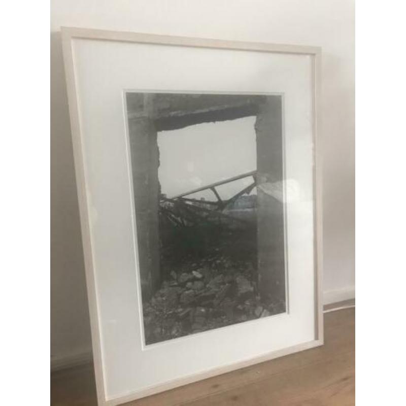 Zwart/wit foto ‘Monuments of violence 1982’ - Bas Vroege