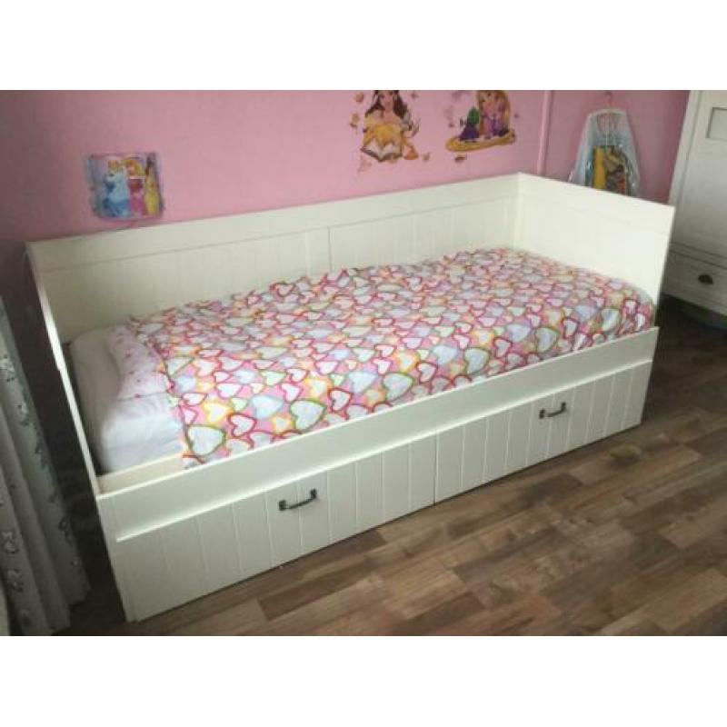 Bed met uitschuif logeerbed en matraslade 90 x 200 cm.