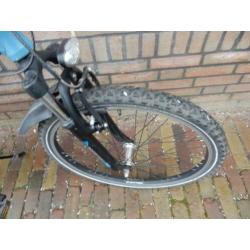 stoere blauwe 24 inch Sparta Booster met 3 versnellingen