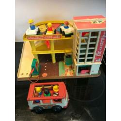 Vintage garage Fisher Price +3 autos en 1 bus incl 8 figuren