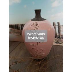 Zware vaas roze met relief erop