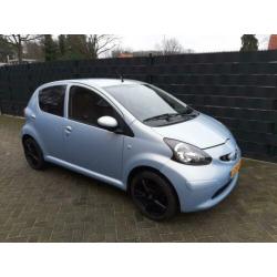 Aygo 5 deurs met velgen en elek ramen leuke auto