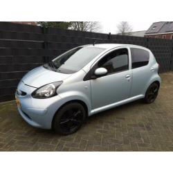 Aygo 5 deurs met velgen en elek ramen leuke auto