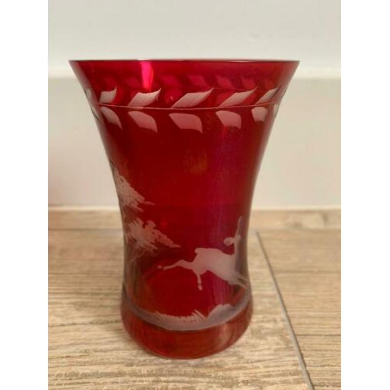 Boheems rood glas met Hert gravure curve model