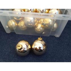 27 goudkleurige kerstballen