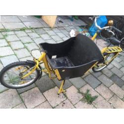 Mooie gele bakfiets.