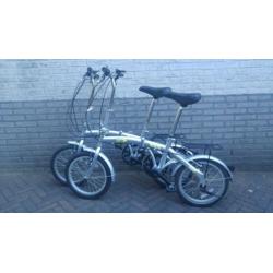 Twee vouwfietsen 1x zilver 16 inch de 1x blauwe is 20 inch