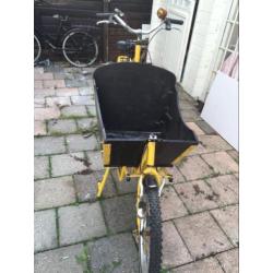 Mooie gele bakfiets.