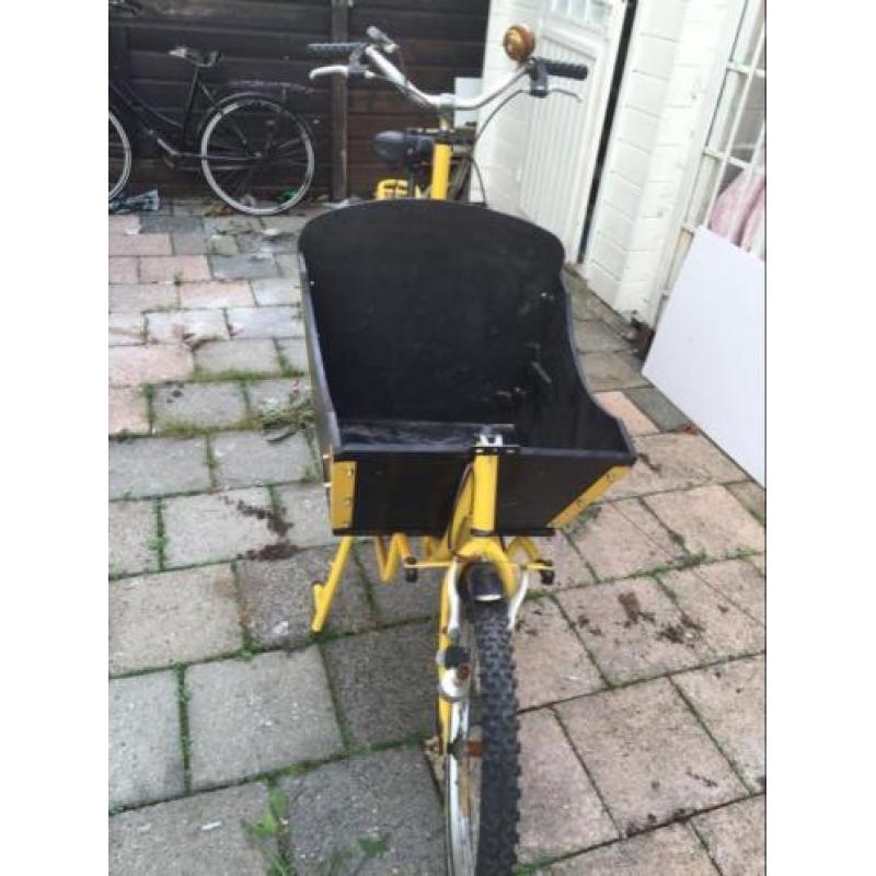 Mooie gele bakfiets.