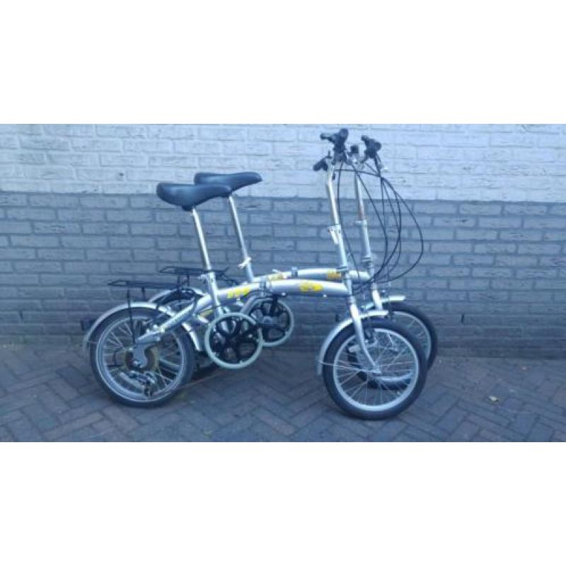 Twee vouwfietsen 1x zilver 16 inch de 1x blauwe is 20 inch