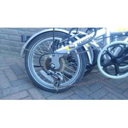 Twee vouwfietsen 1x zilver 16 inch de 1x blauwe is 20 inch