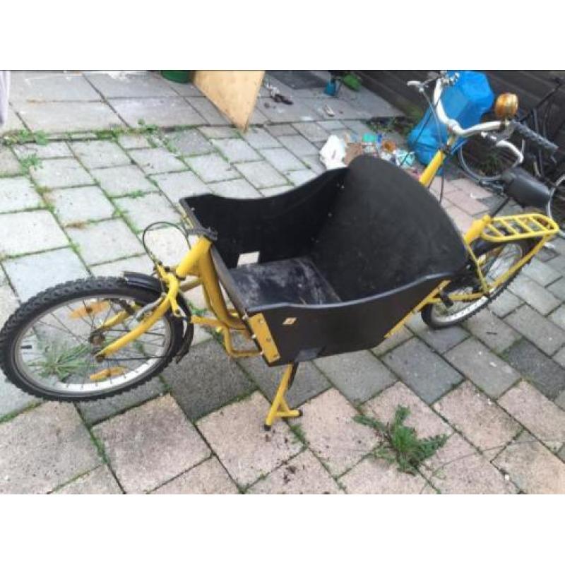 Mooie gele bakfiets.