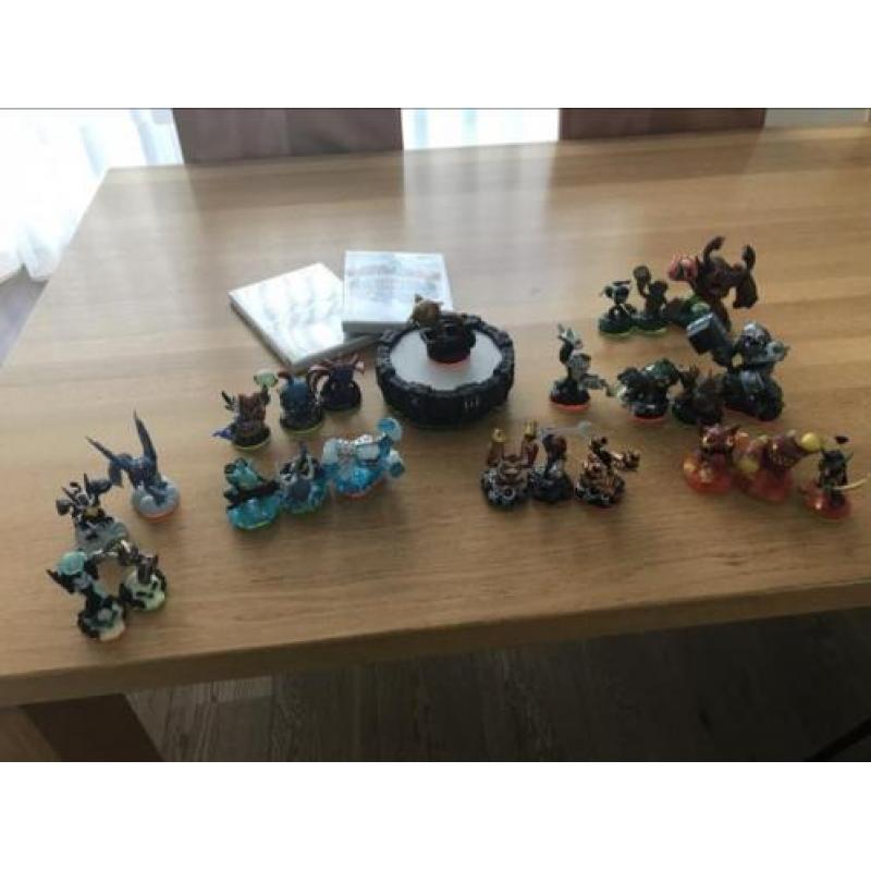 Wii skylanders en skylanders giant spel +24 figuren