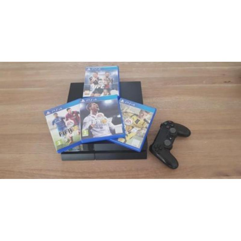 Te Koop Ps4 500GB met 4 games plus 2 controllers.